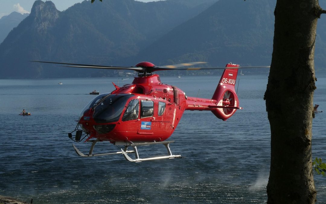 Dinas Damkar Palangkaraya Tangani Pohon Tumbang di Pinggir Sungai